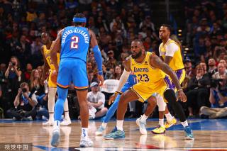 而备受赞誉 而备受赞誉